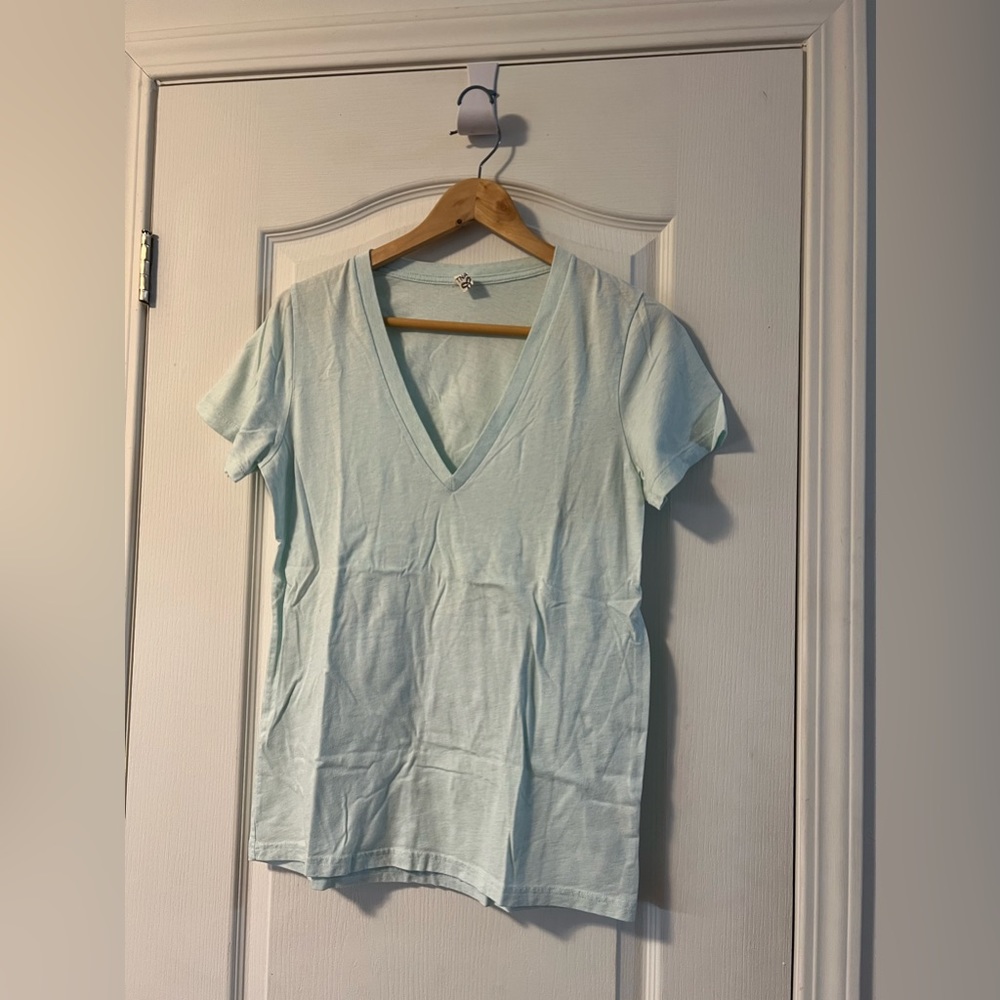 ⭐️$5, spend over $20 - Aritzia TNA V neck tshirt